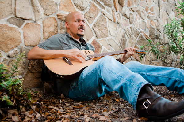 Solo musician and singer Florida posing with his guitar in promo pic | Altus Entertainment